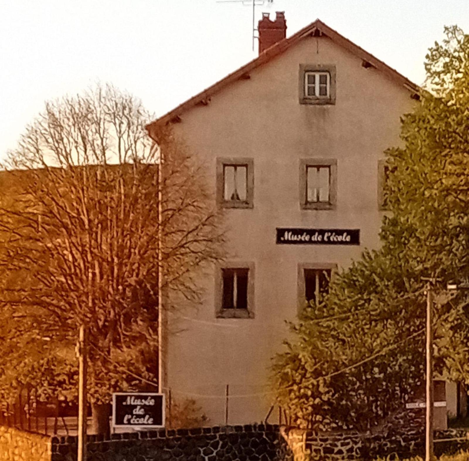 Gite Et Chambres D'Hotes Du Musee Ecole Le Monastier sur Gazeille ภายนอก รูปภาพ